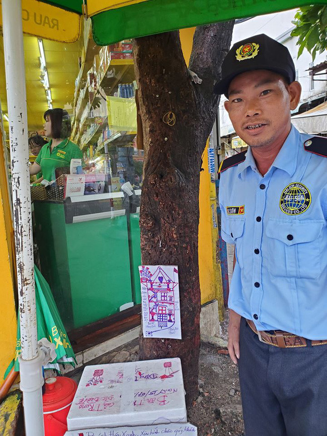 Sau khi được chia sẻ nhiều trên MXH, hình ảnh bác bảo vệ luống tuổi trong bộ đồng phục cặm cụi cầm bút vẽ đã để lại ấn tượng cho nhiều người.