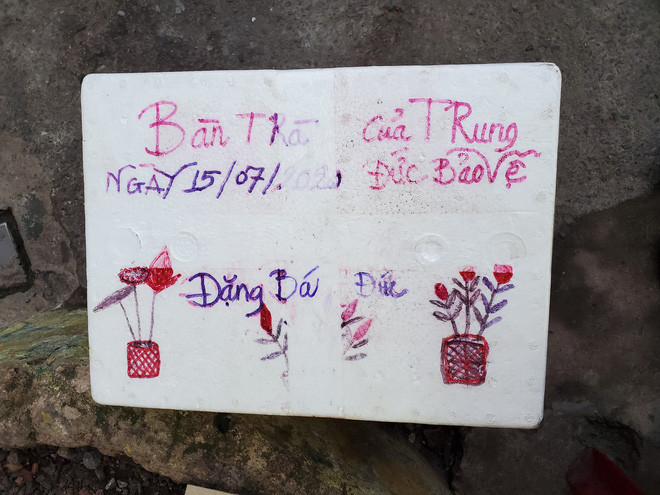 Tuy không phải là những bức tranh quá đẹp và tuyệt vời đến mức "gây bão", nhưng những nét vẽ tuy có nguệch ngoạc lại gây sự chú ý khi mang lại nhiều màu sắc và gần gũi.