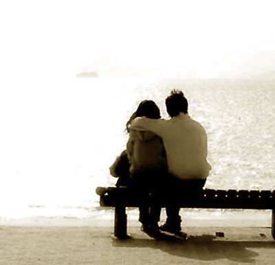 Hai người ngồi gần nhau bao nhiêu cho thấy hai người thích nhau bấy nhiêu. Hơn thế nữa, khi hai bên xích lại gần nhau, sự hấp dẫn về giới gia tăng. Khi một người phụ nữ chủ động tiến lại gần bạn, có lẽ cô ấy đang muốn thu hút bạn và mong bạn tích cực tấn công hơn nữa.