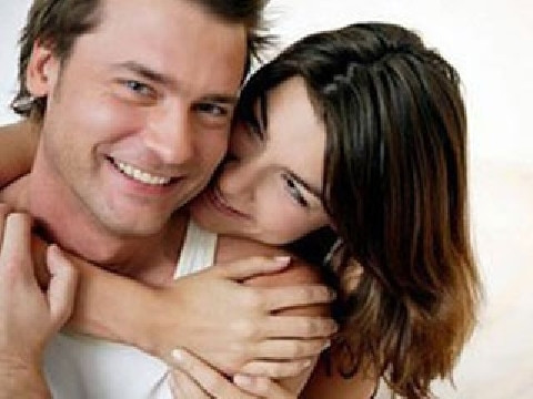 Mỗi khi trêu đùa bạn, nàng lại có cử chỉ chạm nhẹ vào người bạn. Đây có thể xem là dấu hiệu rất rõ ràng cho thấy nàng sớm đã chuẩn bị tâm lí để tiến những bước dài trong chuyện tình cảm với bạn, "xông pha" thôi con trai.