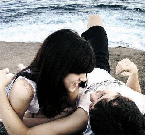 Dưới ánh nến lung linh, mắt nàng không nhìn vào bạn mà nhìn vào môi của bạn, sau đó lại hướng ánh mắt về phía đôi mắt bạn, cử chỉ này cứ lặp đi lặp lại suốt buổi hẹn hè. Còn chờ gì nữa, nàng đang bật đèn xanh "hết cỡ" mong đón nhận nụ hôn từ bạn đấy.