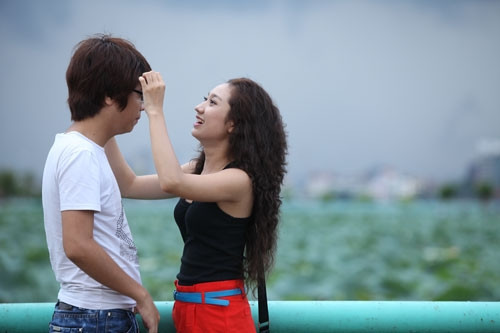 Khi nàng muốn bạn vuốt tóc, đây là một tín hiệu rất tốt để bạn xúc tiến bước phát triển mới trong quan hệ giữa hai người. Bởi chỉ khi con gái thích một ai đó, họ mới đồng ý để người ấy vuốt ve mái tóc của mình.