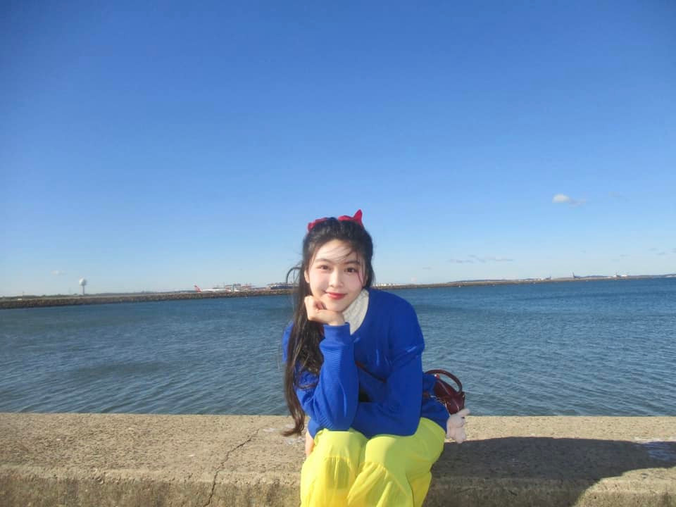 Lọ Lem sinh năm 2006, là con gái đầu của MC Quyền Linh và bà xã doanh nhân Dạ Thảo. Cô nàng nhiều lần được ca ngợi bởi vẻ ngoài ngọt ngào, nữ tính, trong sáng.