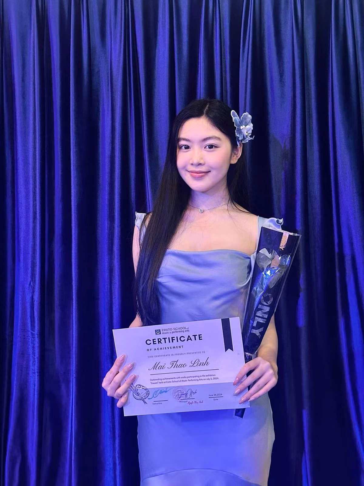 Trước đó, cô nàng cũng từng nhận được những giải thưởng khác nhau về lĩnh vực hội họa. Năm 2023, cô đạt giải Nhất nhóm dự thi tại cuộc thi nhiếp ảnh FOBISA. Đây là cuộc thi thường niên do Trường Quốc tế Brighton College Bangkok tổ chức.