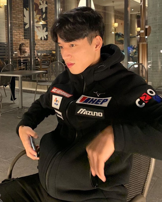 Có thế mạnh ngoại hình, bên cạnh vai trò cầu thủ thì anh chàng còn là gương mặt đại diện cho các hoạt động truyền thông của Daegu FC. Seung-won cũng là một trong những cầu thủ có nhiều fan nữ nhất làng bóng đá Hàn Quốc.