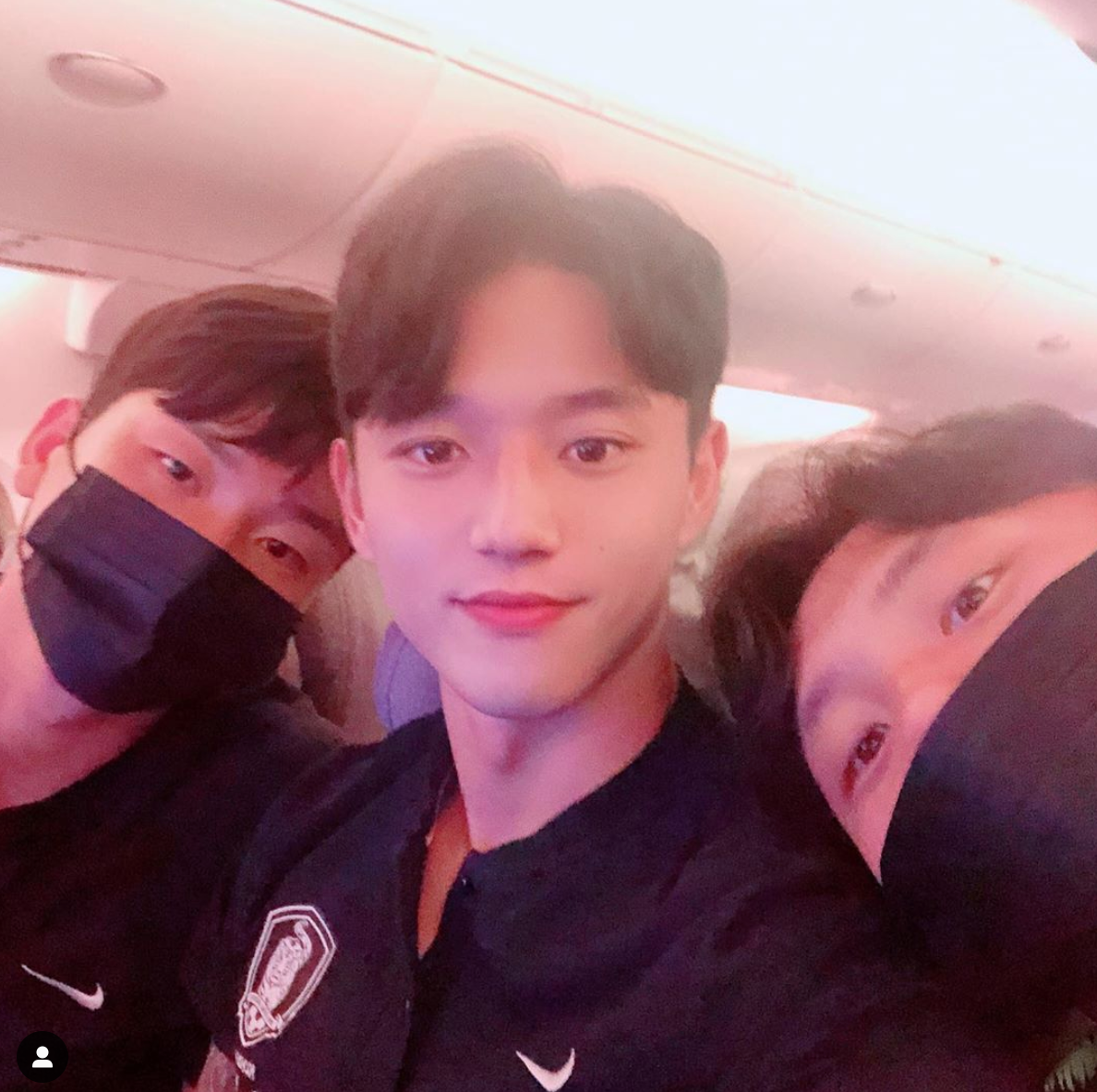 Instagram cá nhân của của Jeong Seung-won sở hữu hơn 124 nghìn lượt theo dõi. Anh chàng rất chăm chỉ khoe hình selfie trên mạng xã hội.