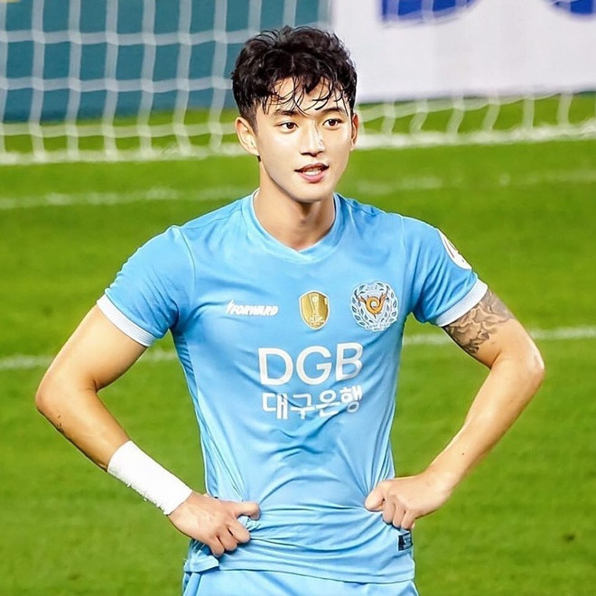 Cũng giống như U23 Việt Nam, mới đây, HLV Kim Hak-bum của U23 Hàn Quốc đã công bố danh sách các cầu thủ tham dự VCK U23 châu Á 2020. Trong đó, tiền đạo Jeong Seung-won thu hút sự quan tâm của truyền thông bởi ngoại hình điển trai.