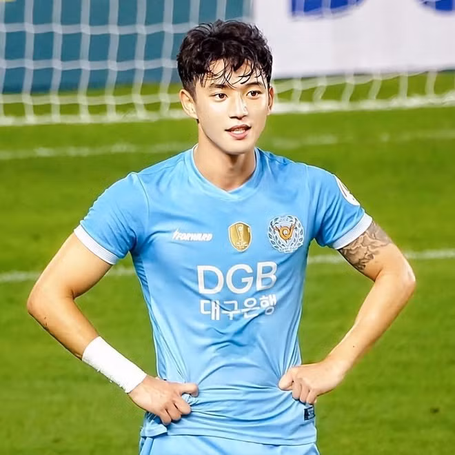 Cũng giống như U23 Việt Nam, mới đây, HLV Kim Hak-bum của U23 Hàn Quốc đã công bố danh sách các cầu thủ tham dự VCK U23 châu Á 2020. Trong đó, tiền đạo Jeong Seung-won thu hút sự quan tâm của truyền thông bởi ngoại hình điển trai.