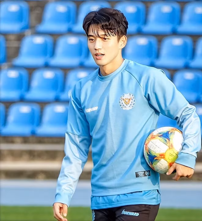 Hiện, "nam thần sân cỏ" của Hàn Quốc đang chơi ở vị trí tiền đạo cho Daegu FC. Ở mùa giải K-League 2019, Seung-won ra sân 39 trận, có 3 bàn thắng và 2 pha kiến tạo.