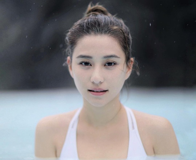 Hà Siêu Liên (Laurinda Ho, sinh năm 1991) là con gái của tỷ phú Hà Hồng Sân với người vợ thứ 3 Trần Uyển Trân. Trong số 17 người con, Siêu Liên là con gái được “vua sòng bạc Macau” cưng chiều nhất. 9X từng du học Anh trước khi trở về Trung Quốc tham gia làng giải trí với vai trò người mẫu. Bên cạnh đó, ái nữ nhà họ Hà cũng là doanh nhân tài năng. Cô hiện sở hữu chuỗi nhà hàng Jiu Wu Beef Noodles tại trung tâm Hong Kong, giám đốc tại UNIR Hotels và giám đốc không điều hành của Macau Legend Development, theo Hong Kong Tatler. Cô cũng thành lập tổ chức từ thiện Smile with Us HK.