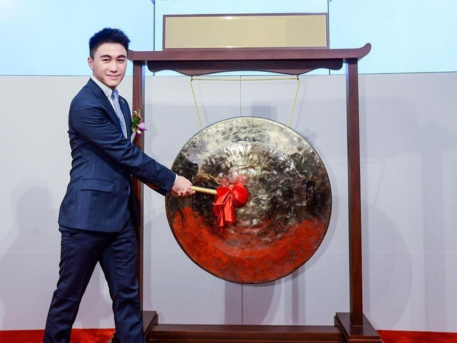 Hà Du Quân (Mario Ho, sinh năm 1995) là người con ưu tú nhất của vua sòng bài Hà Hồng Sân và người vợ thứ 4 Lương An Kỳ. Ngay từ khi còn ngồi trên ghế nhà trường, Mario đã được mệnh danh là “thần đồng Toán học”. Anh từng giành giải trong cuộc thi Toán học thế giới năm 11 tuổi, đoạt huy chương vàng cuộc thi Olympiad Toán học thế giới 5 năm liên tiếp.