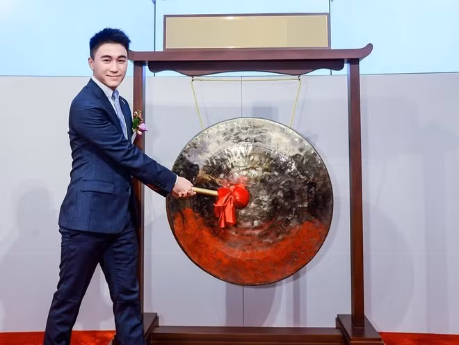 Hà Du Quân (Mario Ho, sinh năm 1995) là người con ưu tú nhất của vua sòng bài Hà Hồng Sân và người vợ thứ 4 Lương An Kỳ. Ngay từ khi còn ngồi trên ghế nhà trường, Mario đã được mệnh danh là “thần đồng Toán học”. Anh từng giành giải trong cuộc thi Toán học thế giới năm 11 tuổi, đoạt huy chương vàng cuộc thi Olympiad Toán học thế giới 5 năm liên tiếp.