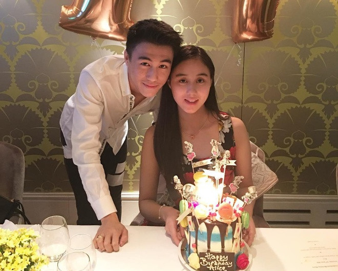 Là con út của “vua sòng bạc Macau”, Hà Siêu Hân (Alice Ho, sinh năm 1999) có cuộc sống giàu sang từ tấm bé. Năm 12 tuổi, 9X đã được bố tặng cho biệt thự ở London (Anh). Tròn 17 tuổi, cô đã sở hữu 4 biệt thự ở Hong Kong. Siêu Hân và anh trai Du Quân có tình cảm thân thiết, gắn bó. Bên cạnh đó, cô nàng 21 tuổi học hành giỏi giang không kém gì anh trai. Cô từng từ chối Đại học Cambridge danh tiếng của Anh để theo học ngành Toán và Máy tính tại trường MIT ở Mỹ.