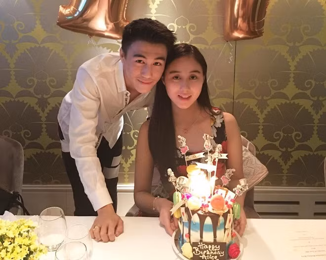 Là con út của “vua sòng bạc Macau”, Hà Siêu Hân (Alice Ho, sinh năm 1999) có cuộc sống giàu sang từ tấm bé. Năm 12 tuổi, 9X đã được bố tặng cho biệt thự ở London (Anh). Tròn 17 tuổi, cô đã sở hữu 4 biệt thự ở Hong Kong. Siêu Hân và anh trai Du Quân có tình cảm thân thiết, gắn bó. Bên cạnh đó, cô nàng 21 tuổi học hành giỏi giang không kém gì anh trai. Cô từng từ chối Đại học Cambridge danh tiếng của Anh để theo học ngành Toán và Máy tính tại trường MIT ở Mỹ.