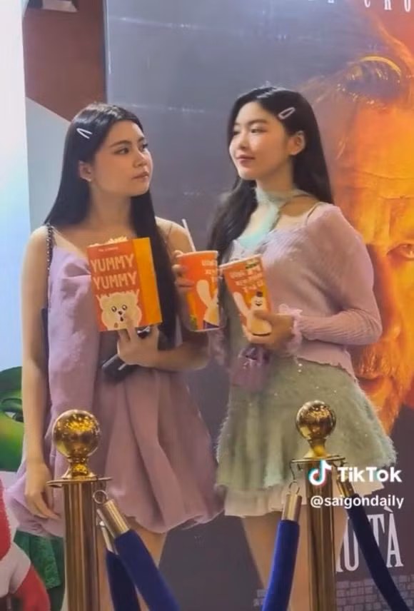 Nếu như Lọ Lem sở hữu nét đẹp nhẹ nhàng, dịu dàng thì em gái Hạt Dẻ mang nét đẹp cá tính hơn. Khán giả nhận xét Lọ Lem nhiều nét giống ba con Hạt Dẻ mang nét đẹp của mẹ nhưng "mười phân vẹn mười".