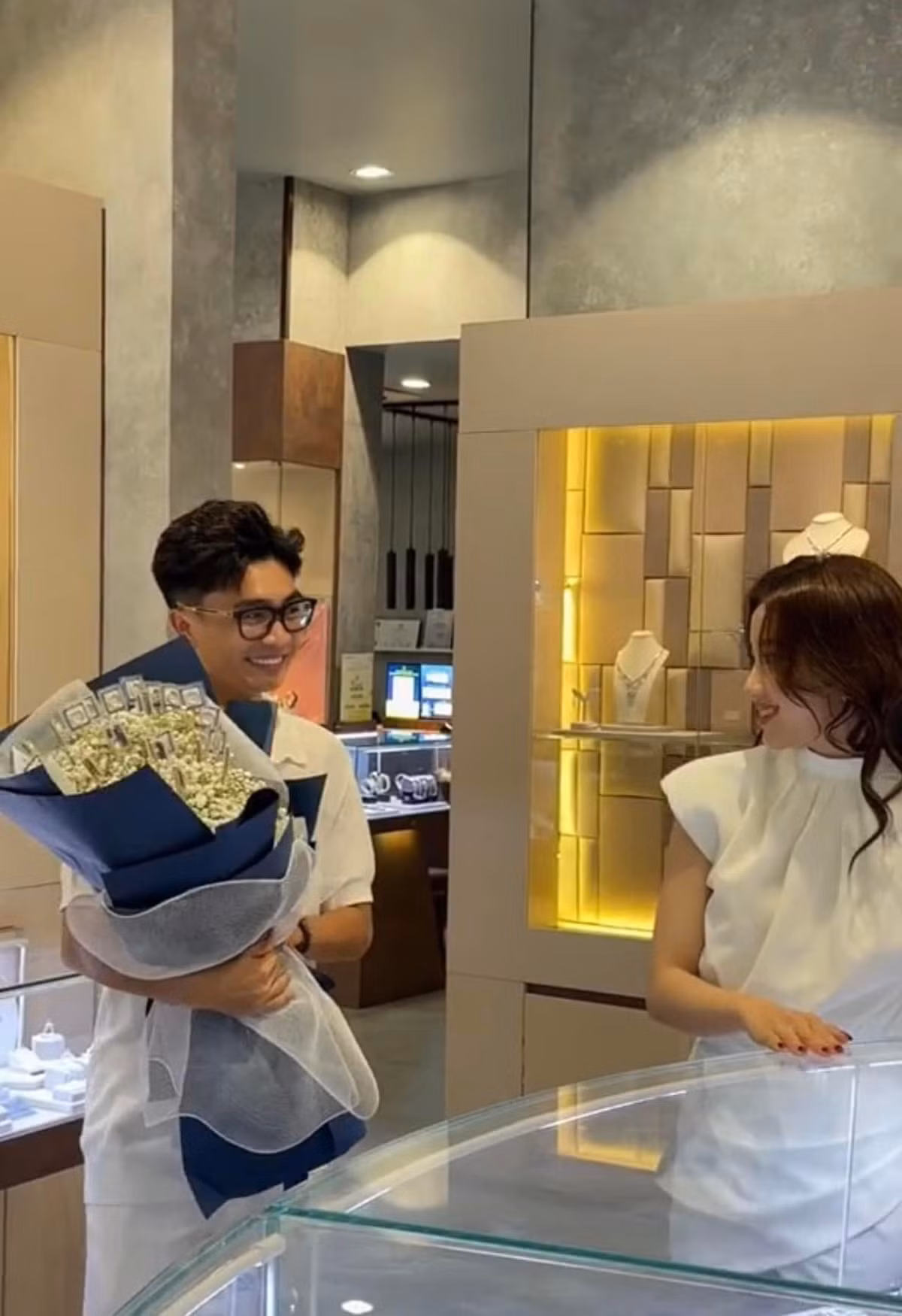 Nàng Tiktoker xinh đẹp hạnh phúc và bất ngờ khi nhận được món quà đắt đỏ từ chồng