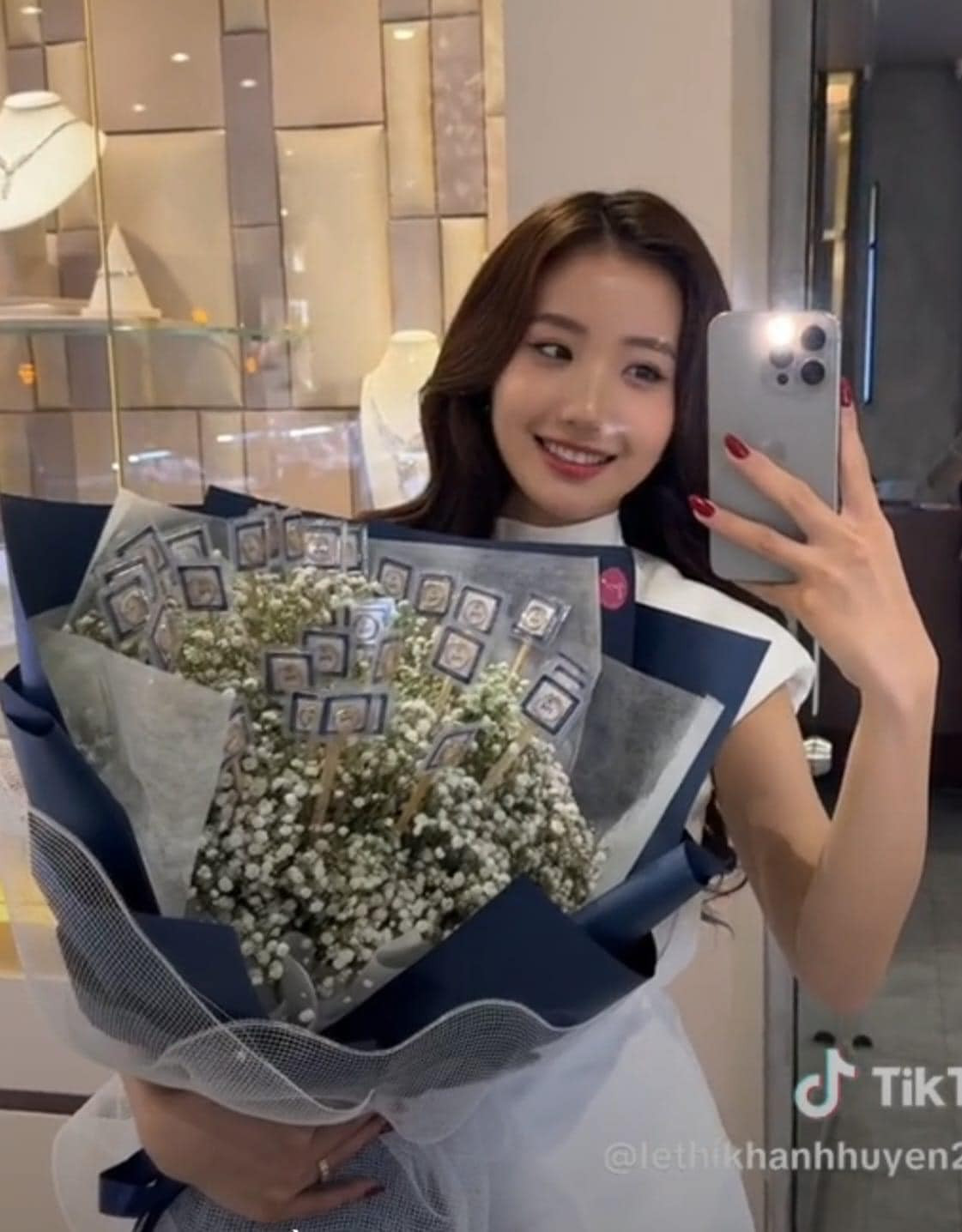 Phía dưới bài đăng của Huyền trên Tiktok, nhiều chị em ước được tặng 1 trong số 30 chiếc nhẫn vàng kia thôi là đã đủ hạnh phúc rồi