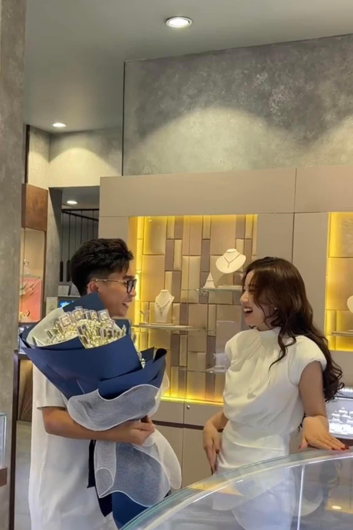 Nằm 2022, sau hơn 1 năm tìm hiểu, Khánh Huyền và Anh Duy - thường được biết đến với cái tên Bụt đã quyết định làm đám cưới về chung nhà