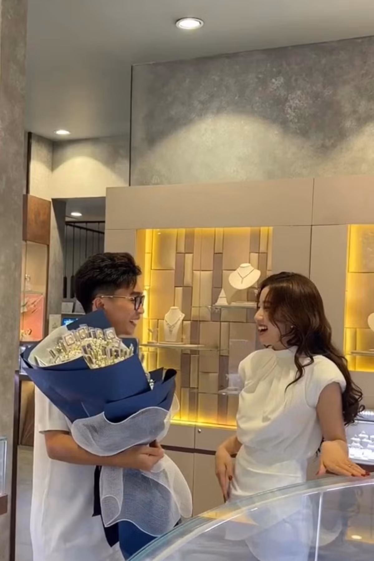 Nằm 2022, sau hơn 1 năm tìm hiểu, Khánh Huyền và Anh Duy - thường được biết đến với cái tên Bụt đã quyết định làm đám cưới về chung nhà