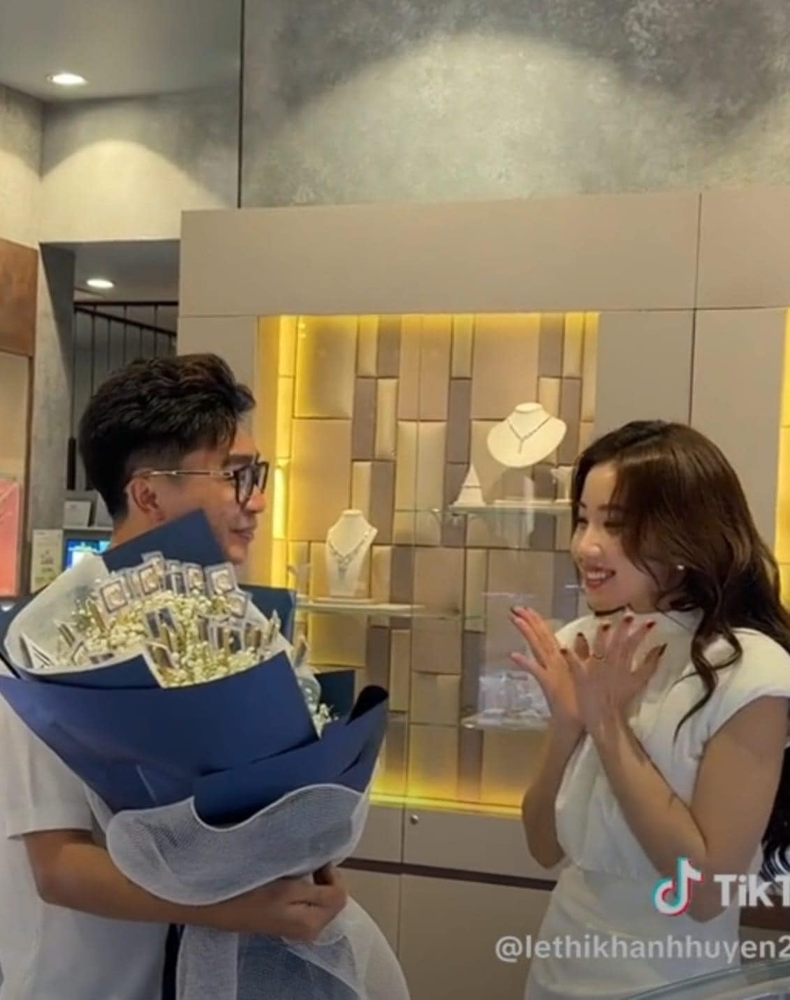 Ban đầu hai vợ chồng tính đi mua vàng tặng hai mẹ, thế nhưng Bụt lại bất ngờ mang bó hoa ra tặng khiến vợ không giấu được niềm vui trên khuôn mặt.