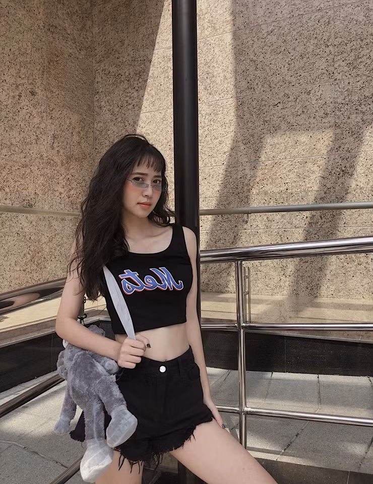 Cô nàng nổi lên từ giải đấu Shining Queen sau đó dần thu hút sự chú ý của những người yêu thích xem streaming game. Không chỉ xinh xắn, Củ Cải còn có chiều cao mơ ước là 1m70 cùng thân hình mảnh mai, thon gọn.