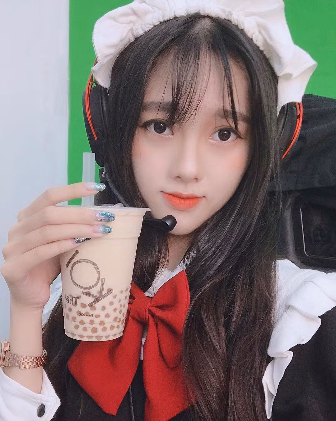 Khuôn mặt xinh xắn cùng khả năng chơi PUBG và Liên quân khá giúp cô nàng nhanh chóng có lượng người theo dõi lớn.