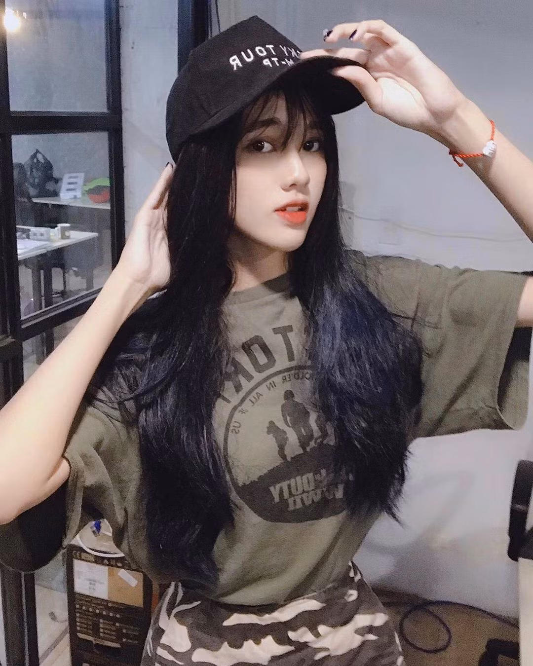 Moè 1m77 (tên thật: Thiên An) là nữ streamer sinh năm 1997 đang thu hút CĐM bởi phong cách streaming vui vẻ với những năng lượng tích cực mà cô mang lại.