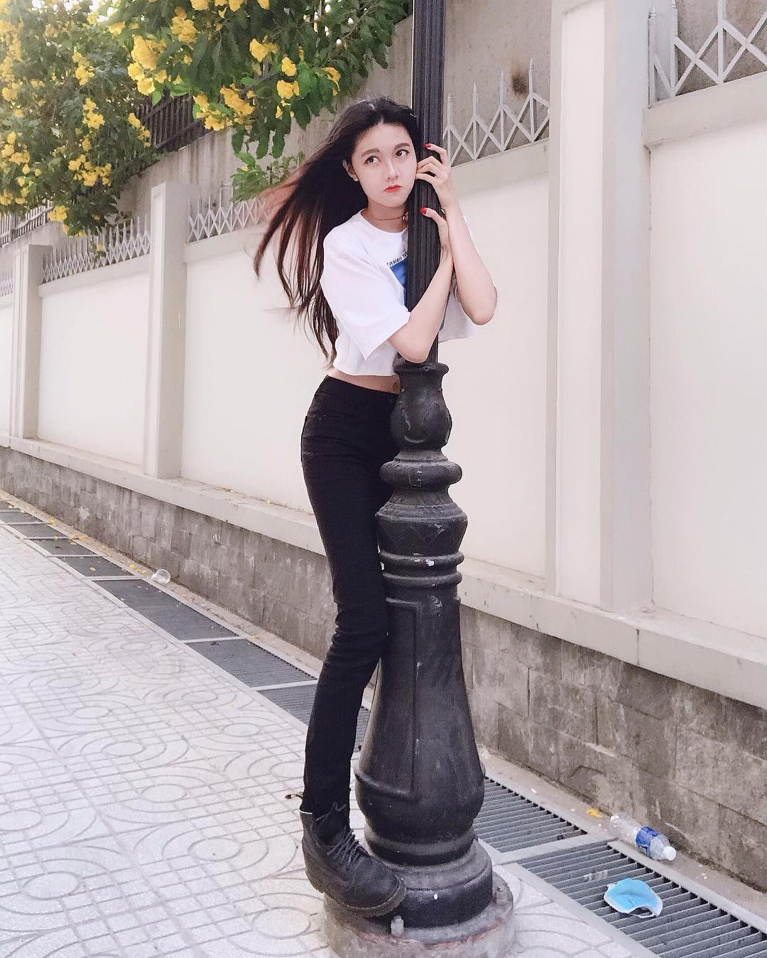 Điều đặc biệt, Moè sở hữu chiều cao đáng ngưỡng mộ là 1m77 với đôi chân dài miên man cùng thân hình cân đối.