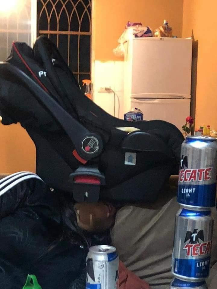 Xe đẩy cho con cũng được tận dụng để thử sức vợ say luôn. Đúng chuẩn đàn ông là những đứa trẻ to xác.