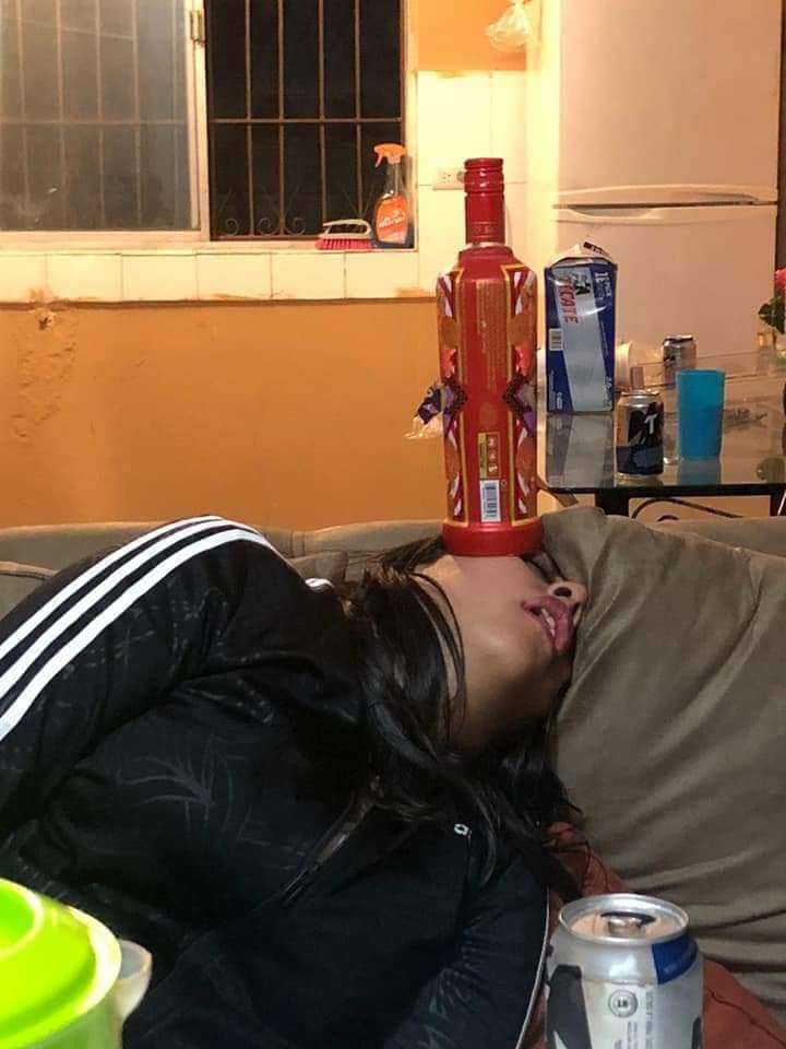 Lon bia rỗng có vẻ vẫn chưa đủ "đô" mà phải thử với chia rượu. Thế này mà cô nàng vẫn ngủ ngon như chẳng hề có chuyện gì xảy ra.