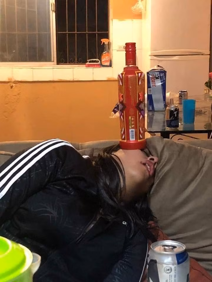 Lon bia rỗng có vẻ vẫn chưa đủ "đô" mà phải thử với chia rượu. Thế này mà cô nàng vẫn ngủ ngon như chẳng hề có chuyện gì xảy ra.