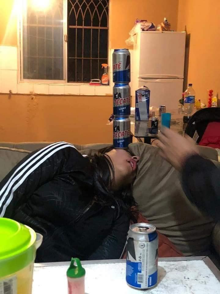 Bắt đầu với những lon bia nào. Để 1, 2 rồi đến 3 lon nhưng vẫn giữ được thăng bằng trên mặt thế này quả thật không phải dạng vừa đâu. Bình thường mà thế này chắc có lẽ anh chàng đã "ăn lon bia" vào mặt rồi.