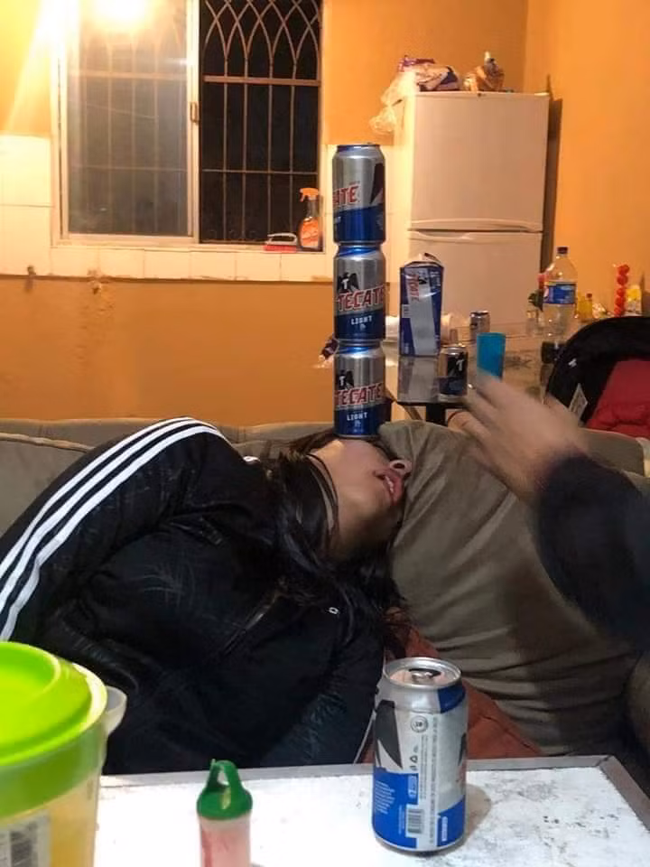 Bắt đầu với những lon bia nào. Để 1, 2 rồi đến 3 lon nhưng vẫn giữ được thăng bằng trên mặt thế này quả thật không phải dạng vừa đâu. Bình thường mà thế này chắc có lẽ anh chàng đã "ăn lon bia" vào mặt rồi.