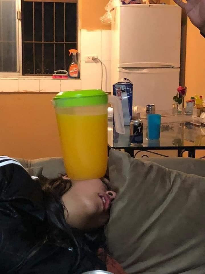 Không biết có siêu năng lực gì mà còn giữ thăng bằng được cả bình nước ép luôn đây. "Tôi cá là nếu cô này tỉnh dậy lúc này thì ông anh đùa dai chỉ có ăn bình vào mặt", "Wow, siêu thật luôn đấy, tôi cầm bằng tay còn đổ nữa là. Đúng là phụ nữ là điều kỳ diệu" - Dân mạng hài hước bình luận.