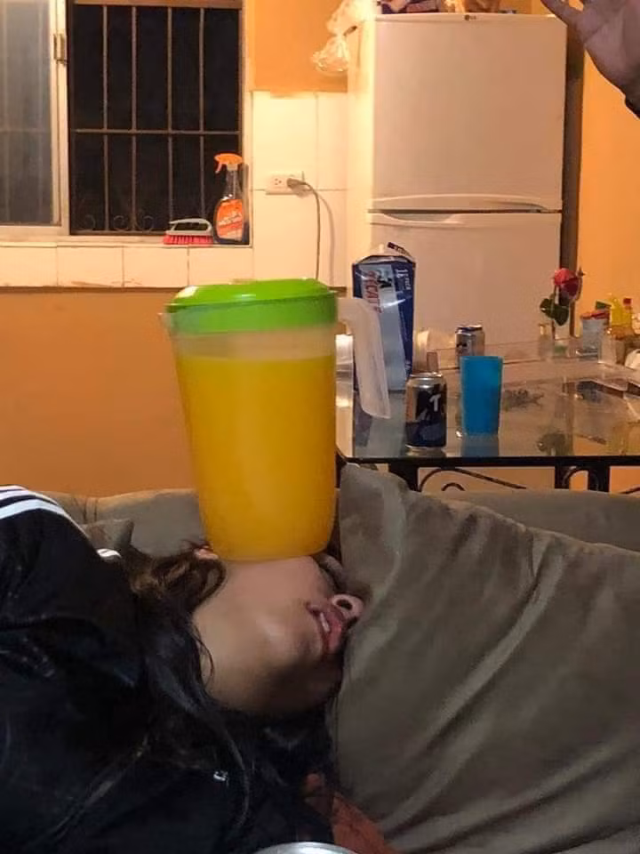 Không biết có siêu năng lực gì mà còn giữ thăng bằng được cả bình nước ép luôn đây. "Tôi cá là nếu cô này tỉnh dậy lúc này thì ông anh đùa dai chỉ có ăn bình vào mặt", "Wow, siêu thật luôn đấy, tôi cầm bằng tay còn đổ nữa là. Đúng là phụ nữ là điều kỳ diệu" - Dân mạng hài hước bình luận.