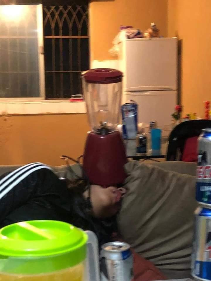 Đến máy xay sinh tố nhé. Vẫn giữ được thăng bằng và không có bất kỳ chuyện gì xảy ra với cô nàng đang say rượu và anh chàng đùa dai nghĩ ra trò này.