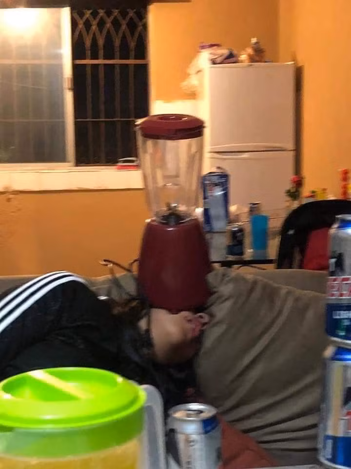 Đến máy xay sinh tố nhé. Vẫn giữ được thăng bằng và không có bất kỳ chuyện gì xảy ra với cô nàng đang say rượu và anh chàng đùa dai nghĩ ra trò này.