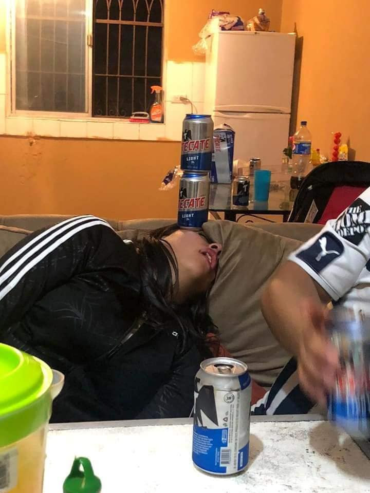 Mới đây, Facebooker có tên Mall Lucciano đăng tải loạt ảnh troll vợ khi cô nàng đang say rượu bí tỉ thu hút sự quan tâm đặc biệt của cộng đồng mạng. Trong lúc cô nàng đang ngủ say thì anh chàng thang hồ nghĩ ra cách thử sức chịu đựng mà bình thường có cho thêm tiền cũng không dám làm.