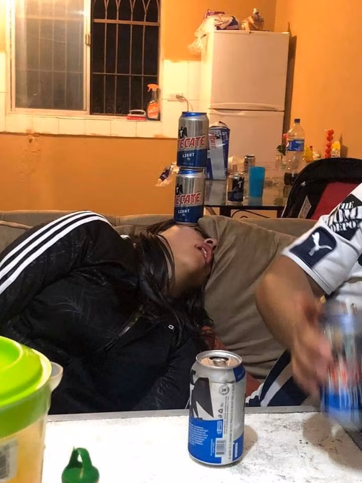 Mới đây, Facebooker có tên Mall Lucciano đăng tải loạt ảnh troll vợ khi cô nàng đang say rượu bí tỉ thu hút sự quan tâm đặc biệt của cộng đồng mạng. Trong lúc cô nàng đang ngủ say thì anh chàng thang hồ nghĩ ra cách thử sức chịu đựng mà bình thường có cho thêm tiền cũng không dám làm.