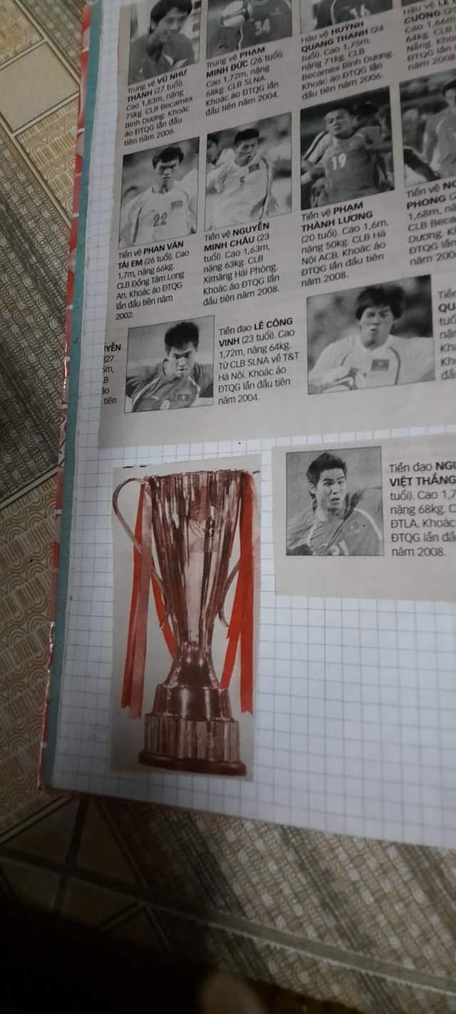 Thông tin cá nhân của đội hình tuyển Việt Nam vô địch cũng được lưu lại, cắt dán cùng với hình ảnh một chiếc cúp vô địch.
