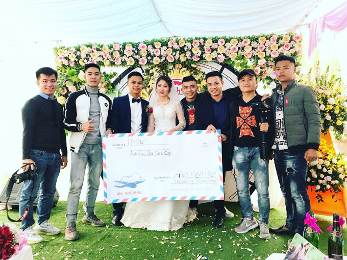 Trước đây, mạng xã hội cũng từng xôn xao vì hội bạn thận "nghịch ngợm" của cô dâu chú rể ở Bắc Giang. Hội bạn này đã in phong bì khổng lồ cỡ A0 kèm một tờ tiền 500 nghìn đồng cỡ lớn để trao tặng cho đôi uyên ương.