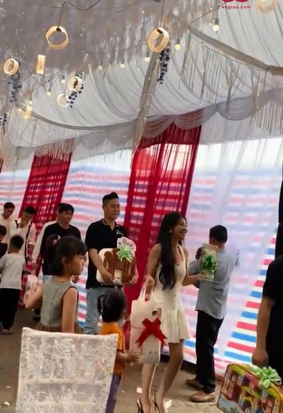 Mỗi người cầm 1 món quà đi lên sân khấu trao cho cặp đôi.