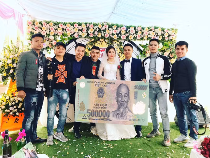 Món quà cưới đặc biệt đến nỗi MC đám cưới phải thốt lên: "Các cụ nhà ta có câu: Giàu vì vợ, sang vì bạn. Chú rể của chúng ta hôm nay sang ơi là sang đúng không nào?".