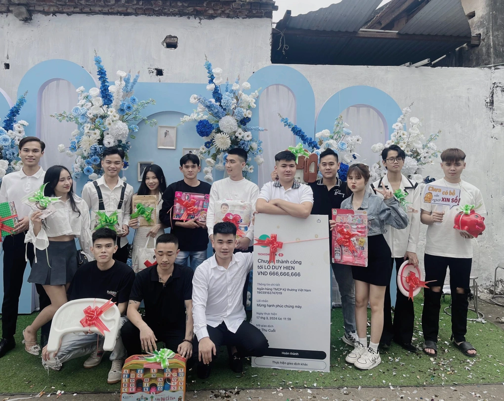 Nhiều người dùng mạng bày tỏ ngưỡng mộ tình bạn thân thiết này, dành lời khen cho tấm biển được chuẩn bị kỳ công. Nhưng cũng có người nhận ra đây là sản phẩm của công nghệ chỉnh sửa ảnh, thông tin giao dịch không chính xác.