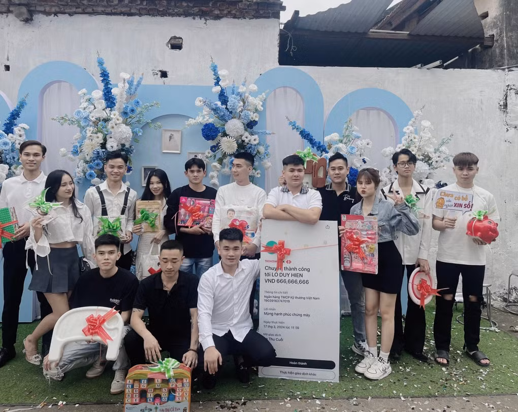 Nhiều người dùng mạng bày tỏ ngưỡng mộ tình bạn thân thiết này, dành lời khen cho tấm biển được chuẩn bị kỳ công. Nhưng cũng có người nhận ra đây là sản phẩm của công nghệ chỉnh sửa ảnh, thông tin giao dịch không chính xác.