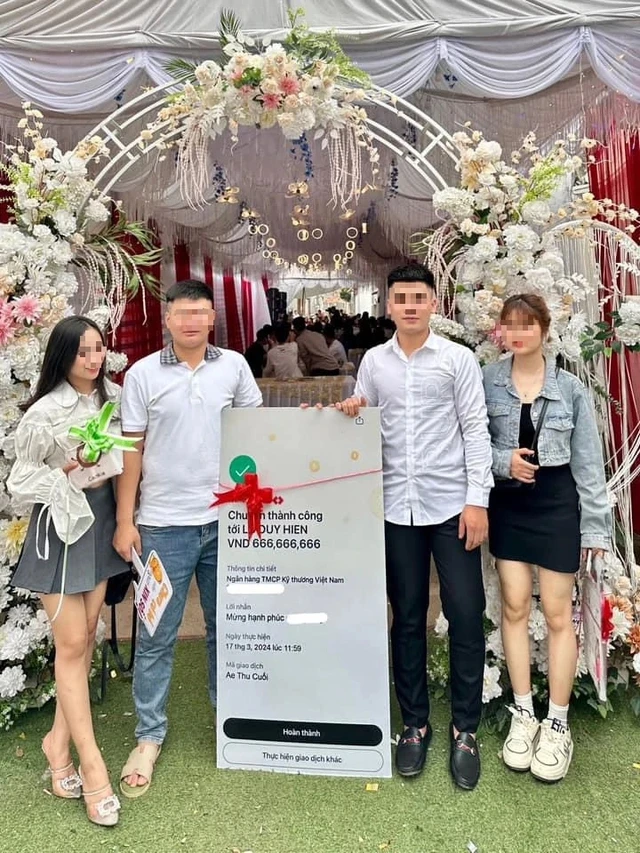 Theo thông tin từ một người bạn của cô dâu, nhóm bạn khoảng 20 người đã quyết định tặng cặp đôi món quà đặc biệt, là hình ảnh chuyển khoản được chỉnh sửa và in ra, không phải giao dịch chuyển khoản thật. Được biết nhóm bạn trên chơi với nhau từ lâu và khá thân thiết, nên muốn tạo món quà độc đáo làm điểm nhấn trong lễ cưới cũng như tạo không khí vui vẻ.