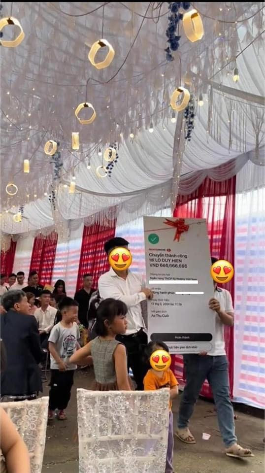 Món quà độc đáo khiến quan khách xung quanh đều phải chú ý theo. Nội dung tấm biển hài hước với mã giao dịch là "Ae Thu Cuối".