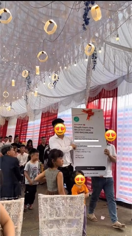 Món quà độc đáo khiến quan khách xung quanh đều phải chú ý theo. Nội dung tấm biển hài hước với mã giao dịch là "Ae Thu Cuối".