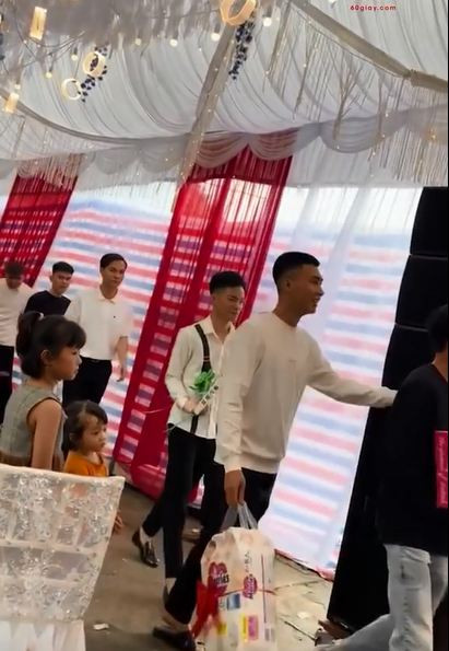 Hình ảnh nhóm bạn cô dâu chú rể lên sân khấu với những món quà rất thiết thực như bỉm, sữa...