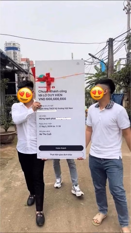 Đoạn video ghi lại cảnh hội bạn cầm tấm biển giao dịch chuyển khoản thành công được phóng lớn, thắt nơ cẩn thận bước vào sân khấu trao cho cô dâu chú rể.